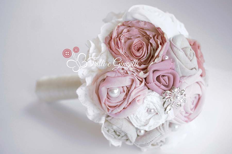 Bouquet con fiori di stoffa bianchi e rosa