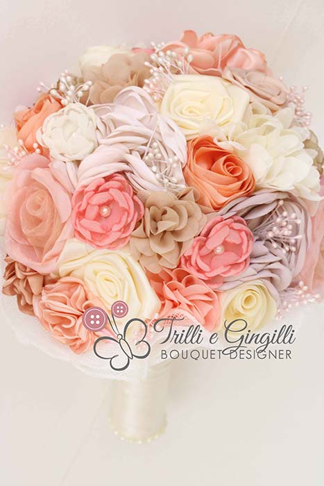 bouquet sposa fiori piccoli rose stoffa