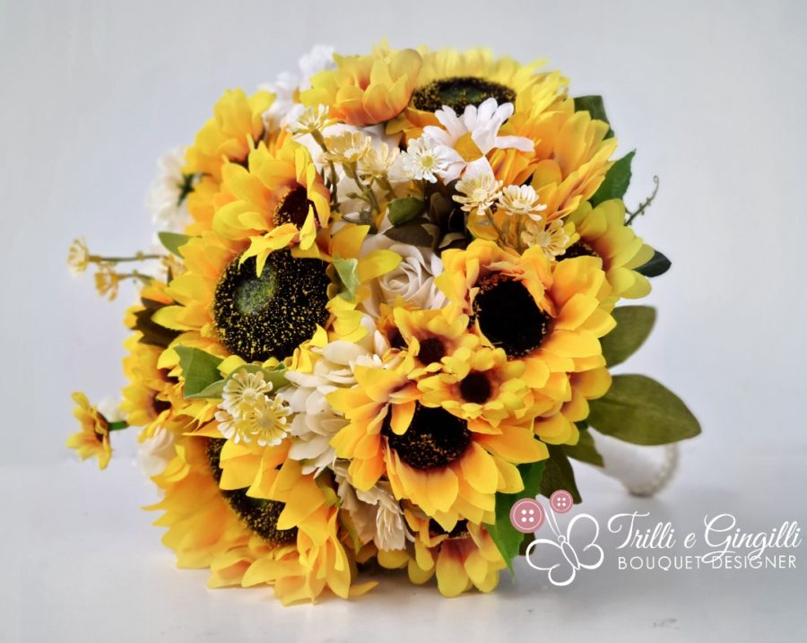 Bouquet di girasoli, margherite e rose