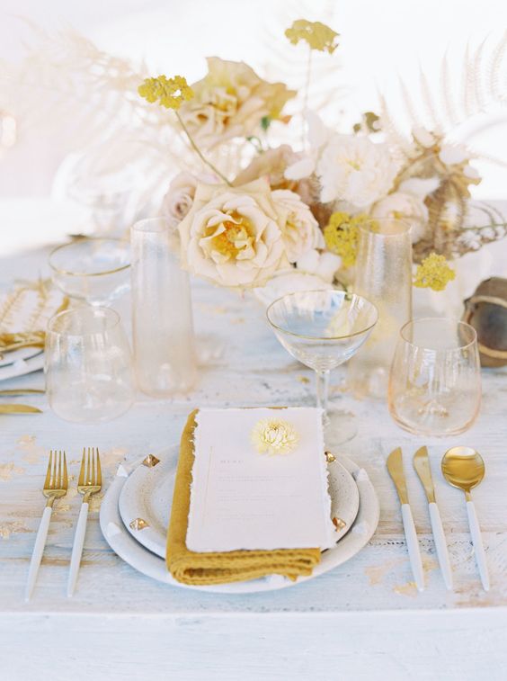 table setting matrimonio giallo oro
