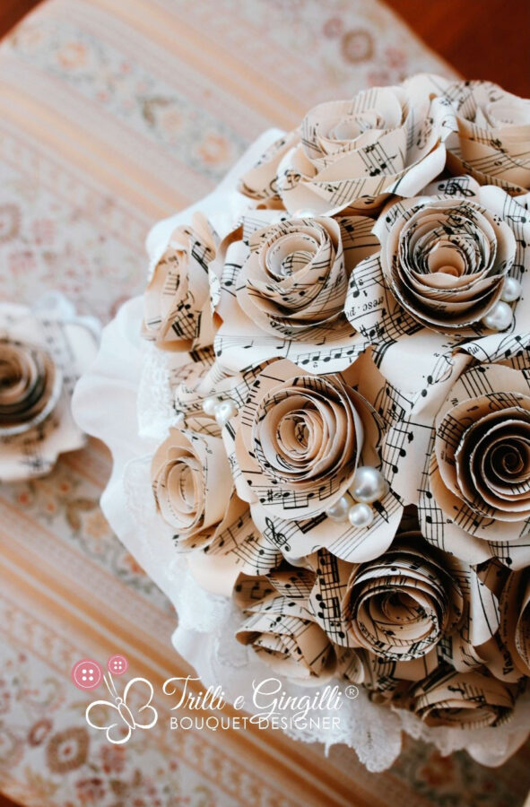 bouquet sposa con fiori di carta spartiti musicali e perle