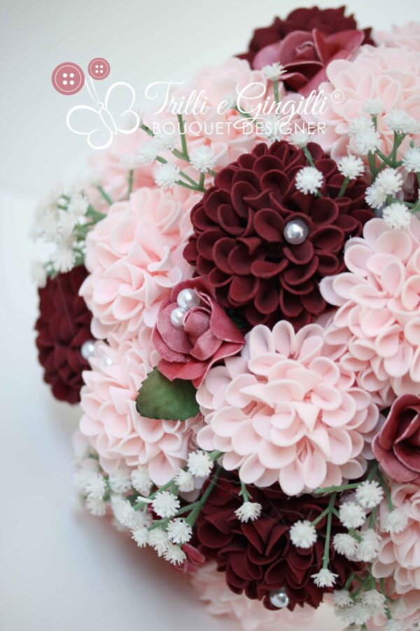 Bouquet sposa con dalie e nebbiolina rosa e rosse