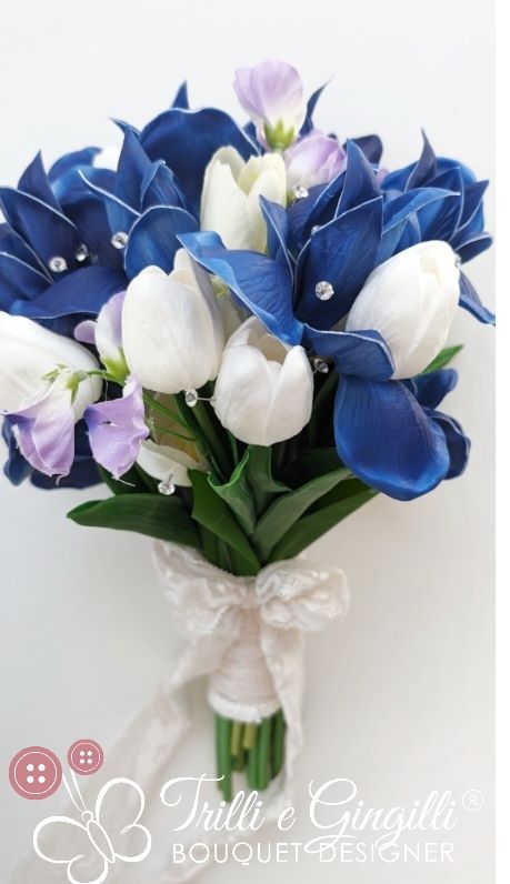 Bouquet sposa di tulipani bianchi e iris blu