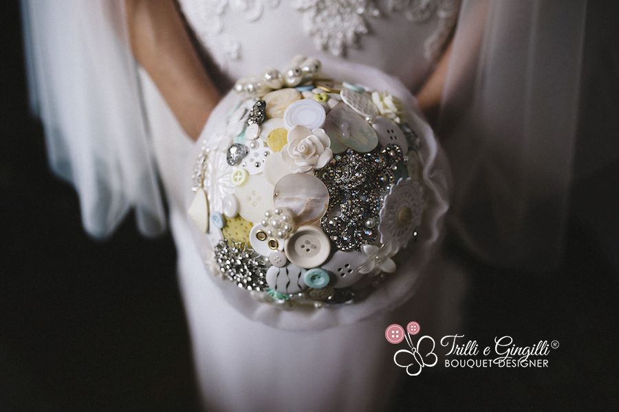 Bouquet sposa di bottoni e gioielli