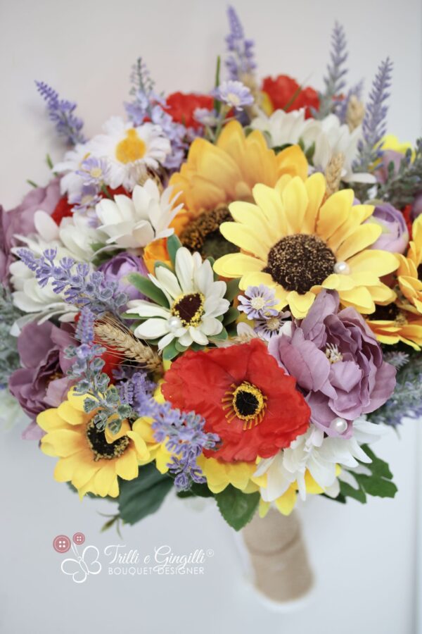 Bouquet per matrimonio a tema lavanda con papaveri girasoli margherite