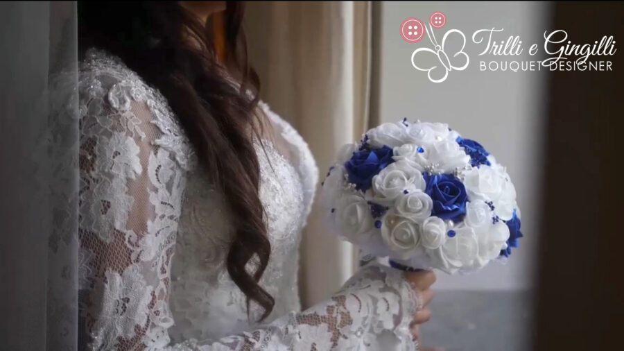 Bouquet sposa di rose bianche e blu con strass e perle