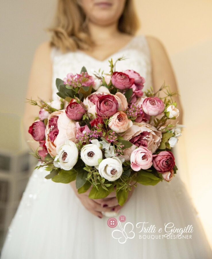 Bouquet sposa realistico con rose e peonie bianche e rosa